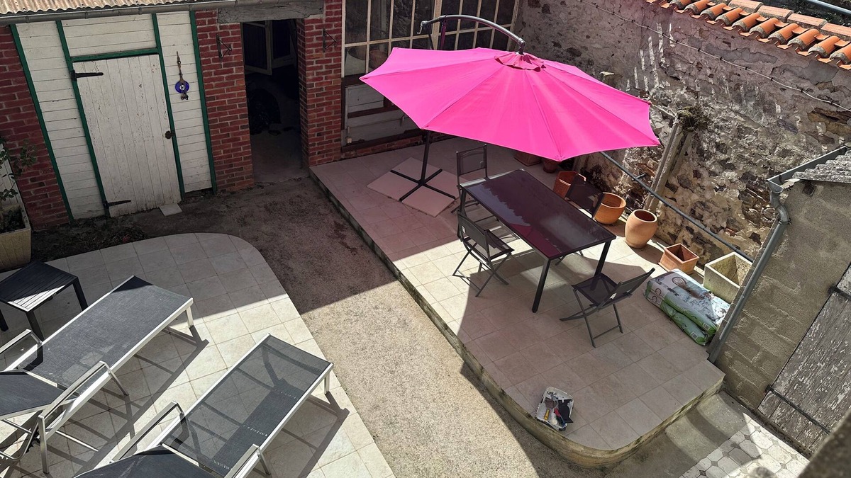 Bussiere-Poitevine House | Attractive central town house with local parking, tobacconist, baker, ATM.