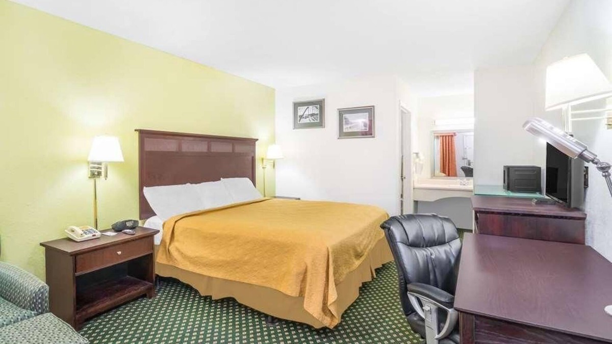 Lookout Valley Neighborhood Association Hotel | Attractions Nearby! Free Use of Pool, Free WiFi, Parking, Pets Allowed
