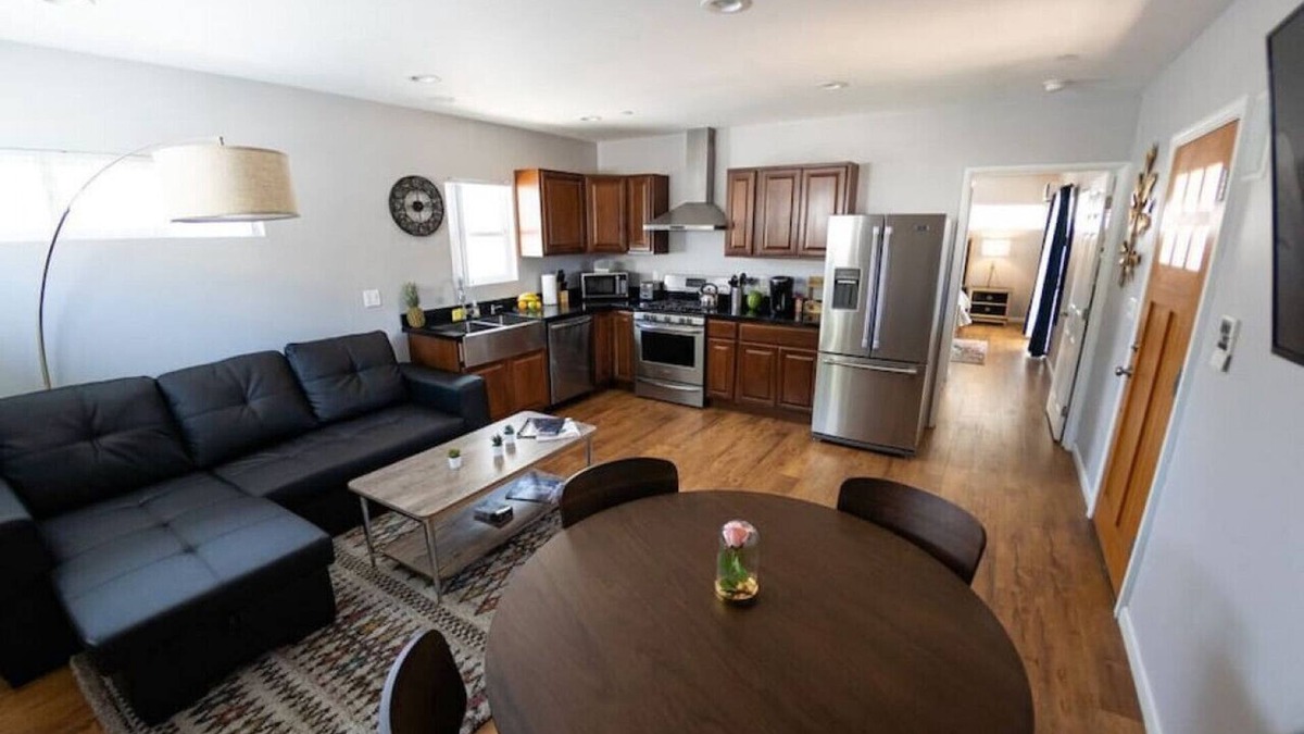 NoHo Arts District House | ATTRACTIVE 1-BEDROOM HOME IN GREAT NOHO ARTS DISTRICT LOCATION (p16)
