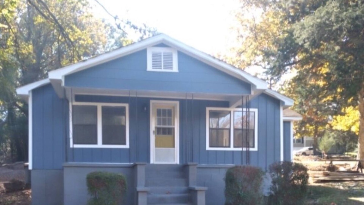 Grove Hill House | Attractive 2-bedroom, 1 & 1/2 bathroom house in Grove Hill w/WiFi and AC