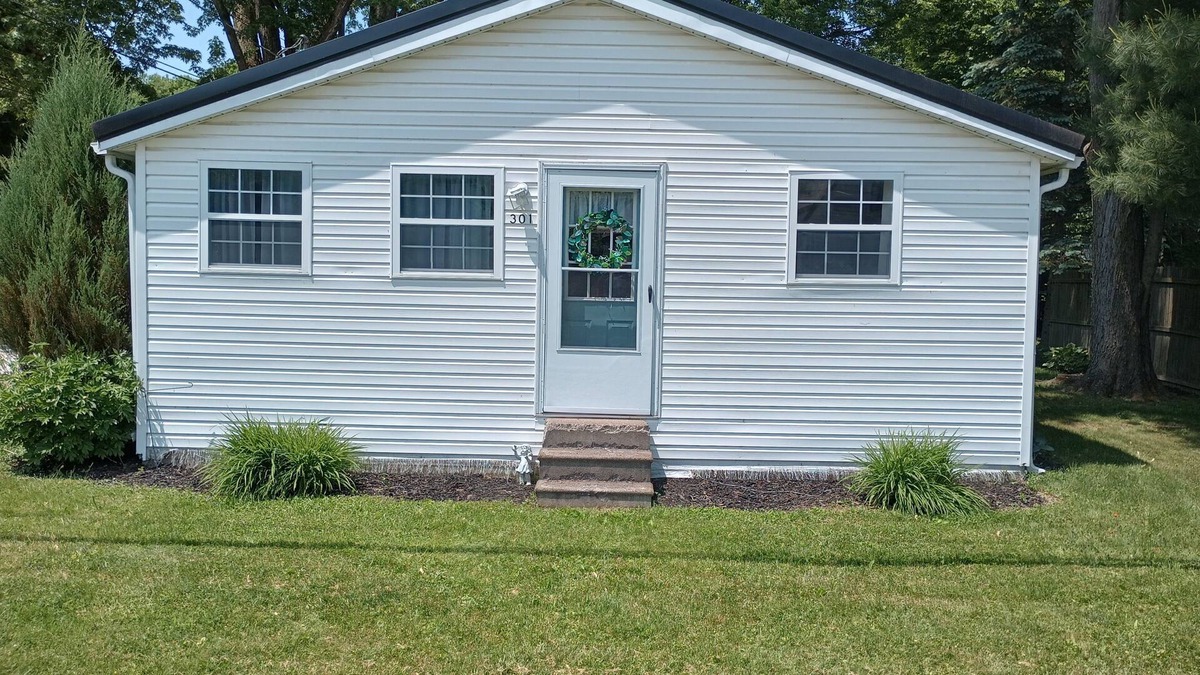Edinboro Cottage | Attractive 3 bedroom cottage only 1 1 /2 blocks to Edinboro Lake and Playground.