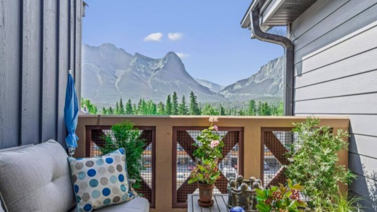 Canmore Apartment | Attractive Downtown Loft | Sleeps 6 | Hot Tub & Mountains Views!