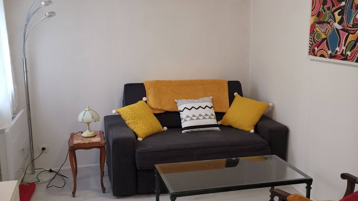 Melun Apartment | Attractive F2 souplex apartment with free PARKING, small garden and terrace