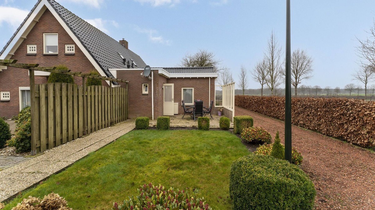 Spier House | Attractive holiday home in Spier with garden