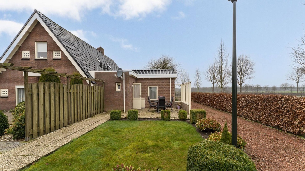 Spier House | Attractive holiday home in Spier with garden