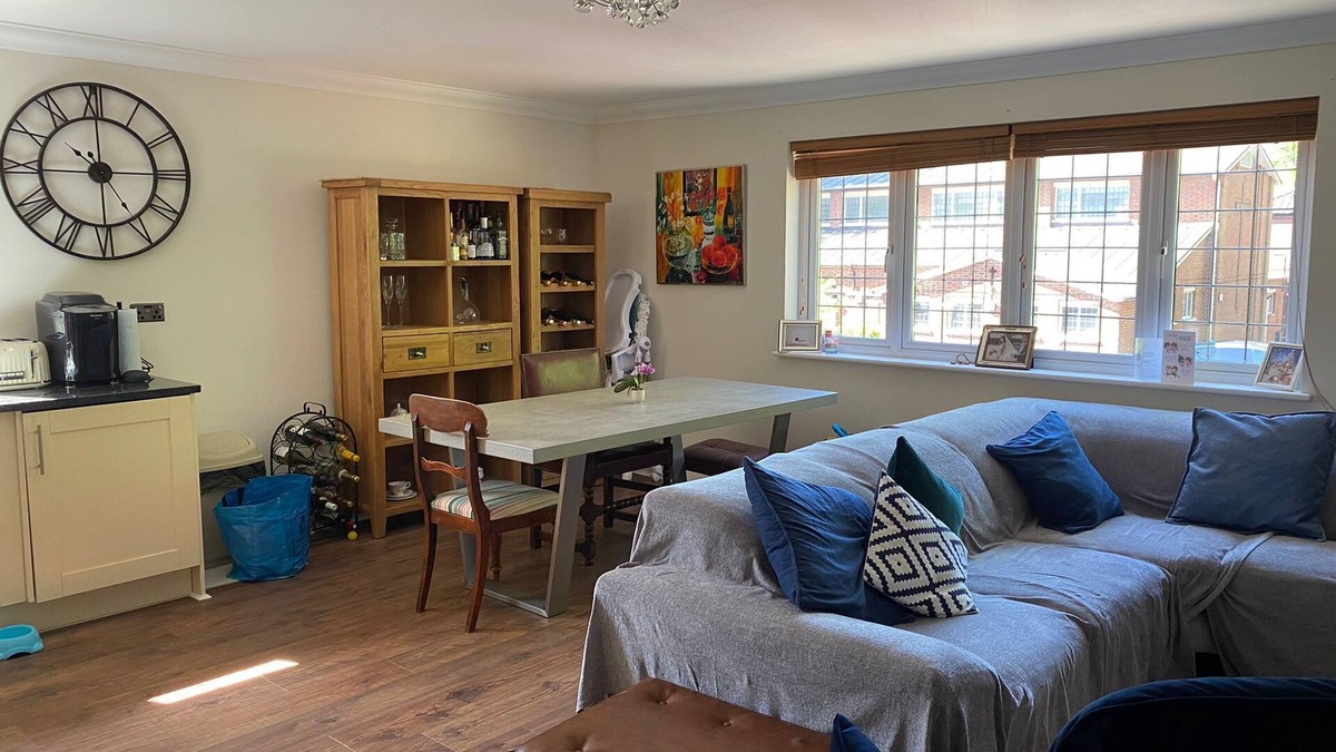 West Byfleet Apartment | Attractive Large 2 bed apartment - great location