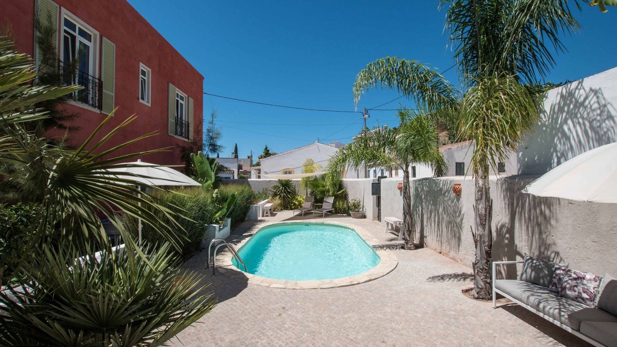 Santa Catarina da Fonte do Bispo Villa | Attractive Villa for Families/Groups with nice Garden and Pool
