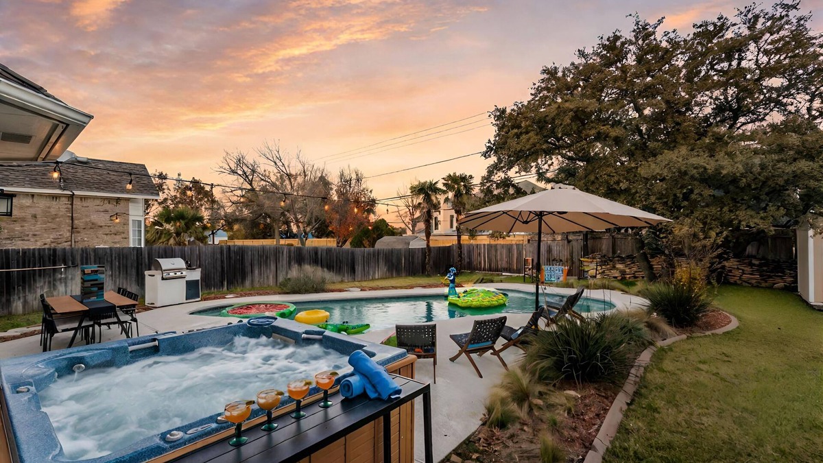 Woods Of Brushy Creek House | ATX Arcade, Theater, & Poolside Oasis! Pet & Kid Friendly!