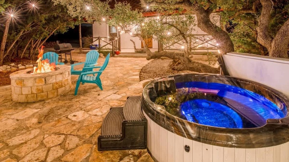 Austin House | ATX Hideaway | Heated Pool | Jacuzzi | Sleeps 14
