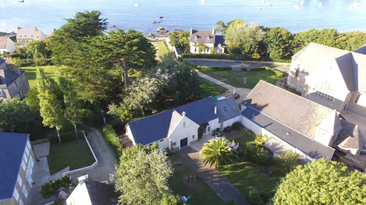 Brignogan-Plage House | ATYPICAL SEASIDE HOUSE 10/12 PERSONS LARGE GARDEN JACUZZI