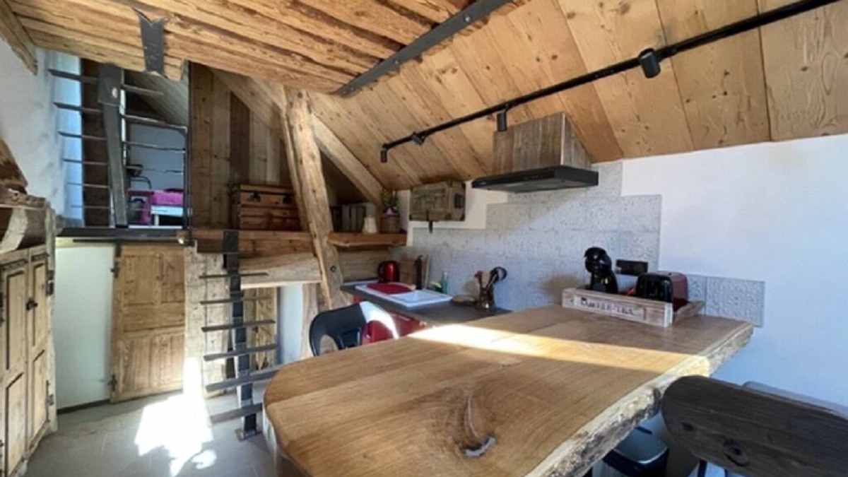 Bloye House | Atypical apartment in a pony club