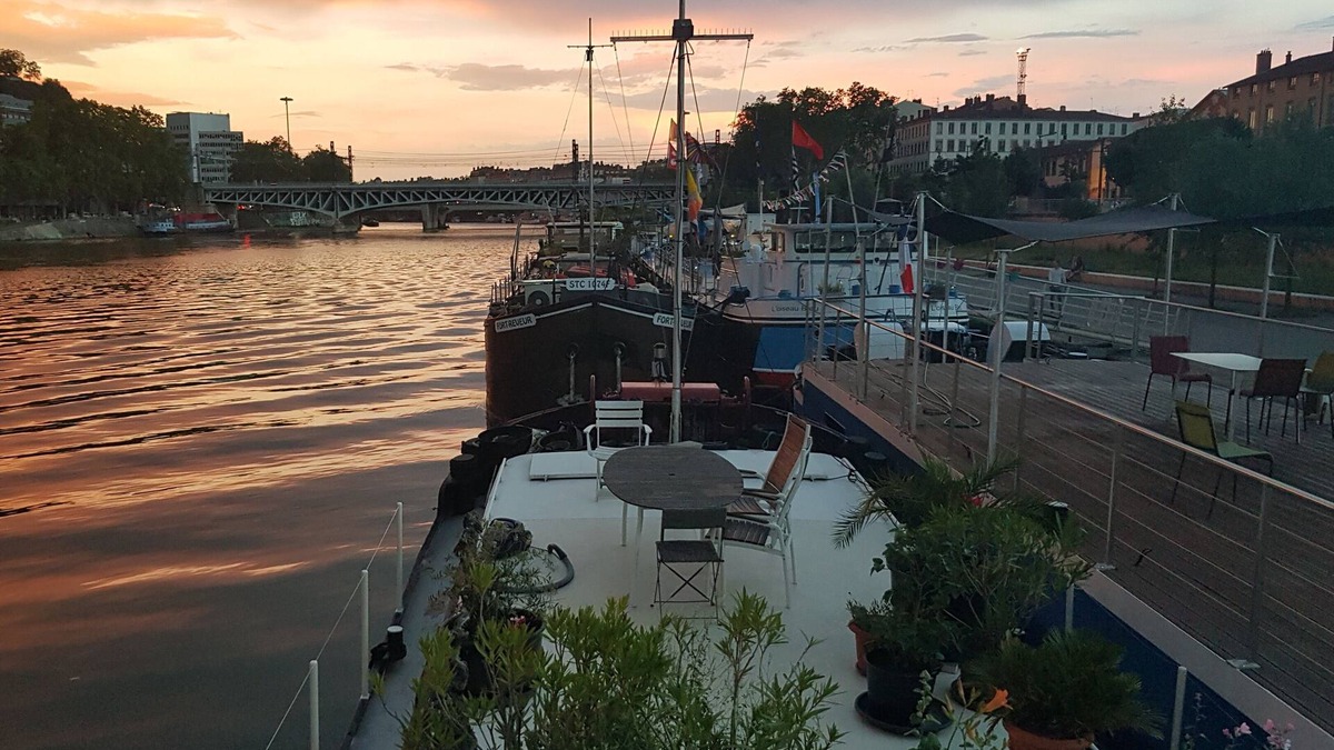2nd Arrondissement Boat Rental | Atypical barge full of charm in the city center