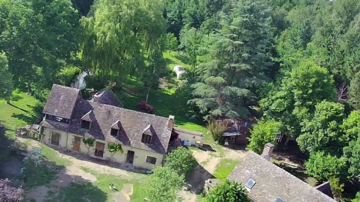 Challes Bed & Breakfast | Au Bord du Bief du Moulin, une Chambre Calme, Accès et Salle de Bain Privative