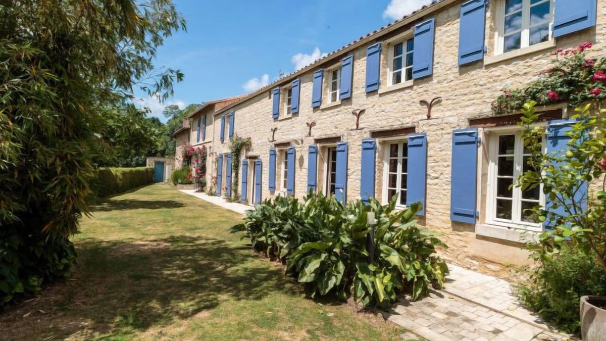 Mauze-sur-le-Mignon House | Au bord du canal by Interhome