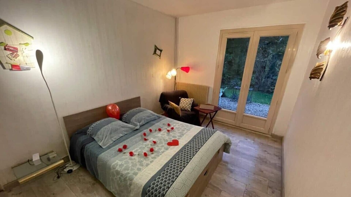Lindry House | Au Calme Absolu chez Nicolas. Chambre calme complet