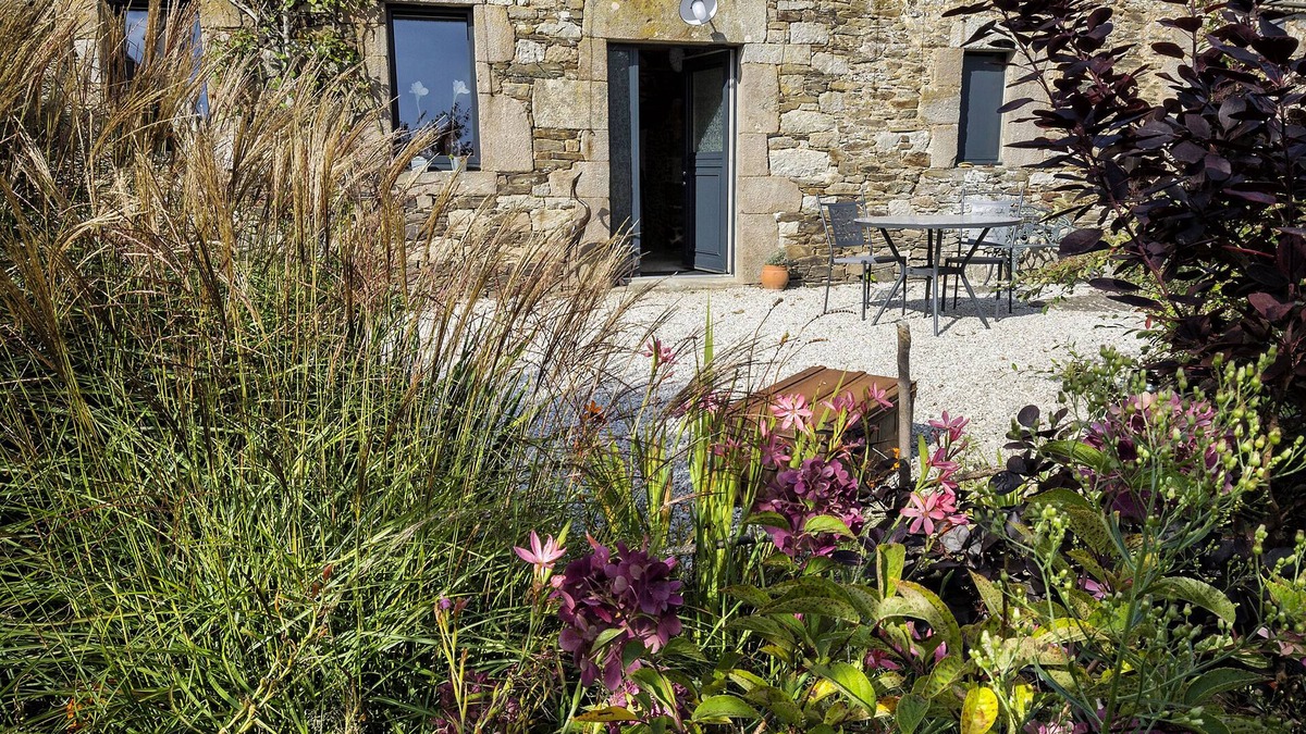 Le Vast Bed & Breakfast | Au fil de l'eau "Chambre d'hôtes" located at Le Vast in green countryside