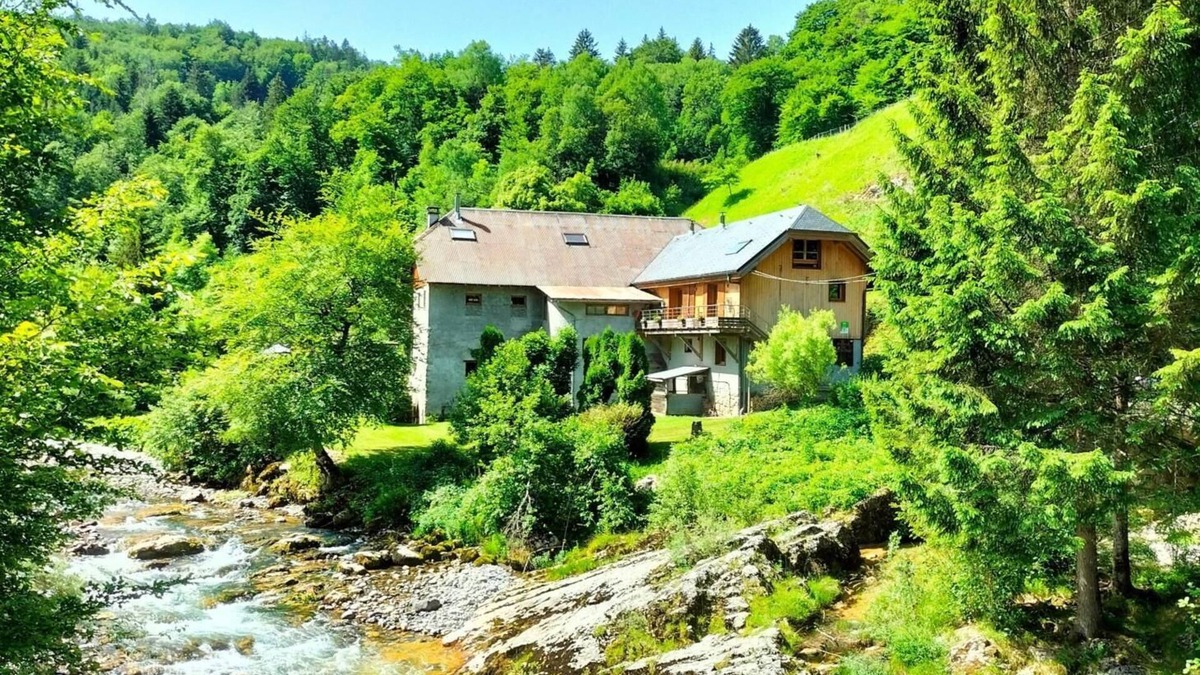 Arith House | AU FIL DE L'EAU DE PREROUGE