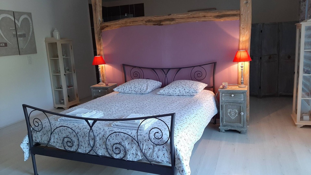 Saint-Martin-de-Fressengeas Bed & Breakfast | Au Cœur de Mauchat, for a romantic getaway