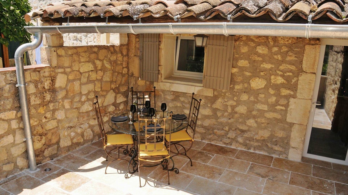 Paradou House | Au Mazet de Carmélina, an old building dating from 1850 in the heart of the Alpilles mountains