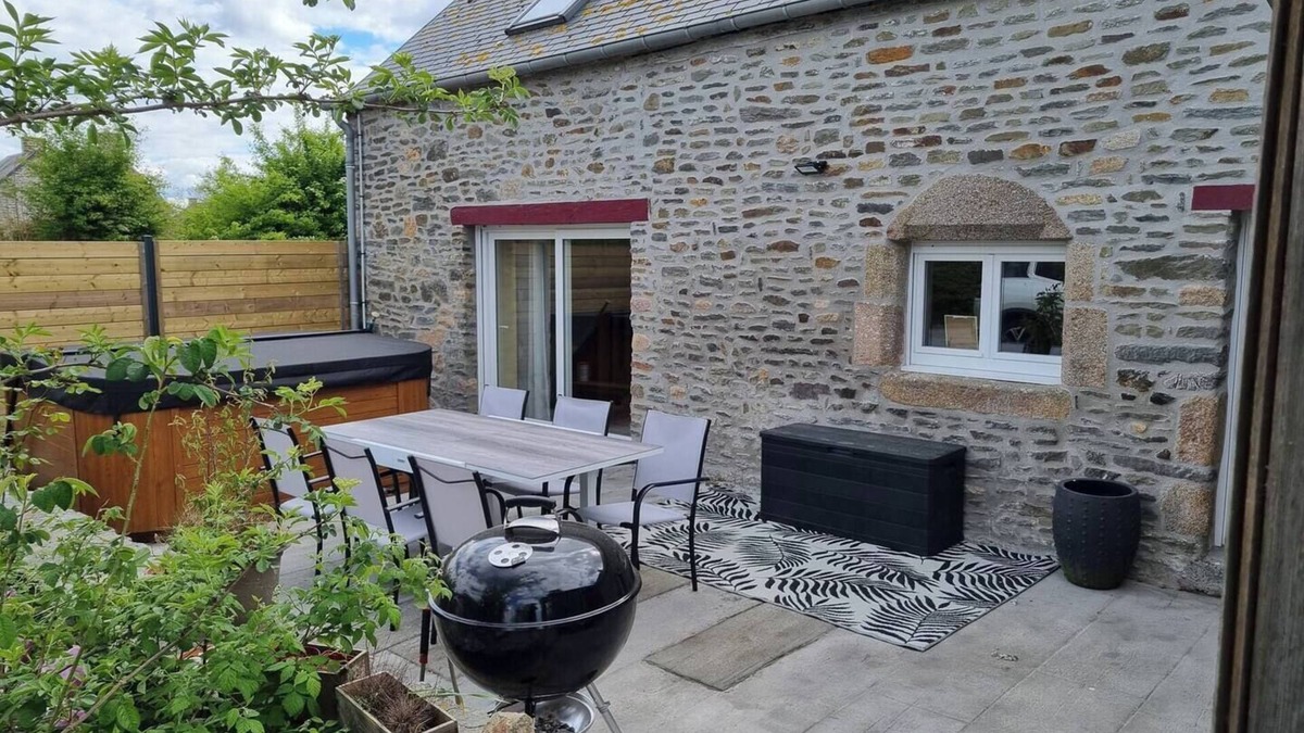 Pontorson Cottage | Au Mont De La Rive #Jacuzzi & Mont-Saint-Michel #