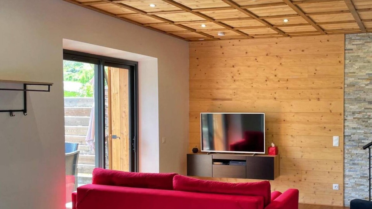 Saint-Pierre-d'Albigny Ski Chalet | Au Pied de l'Arcluse Cosy chalet with panoramic views in Combe de Savoie