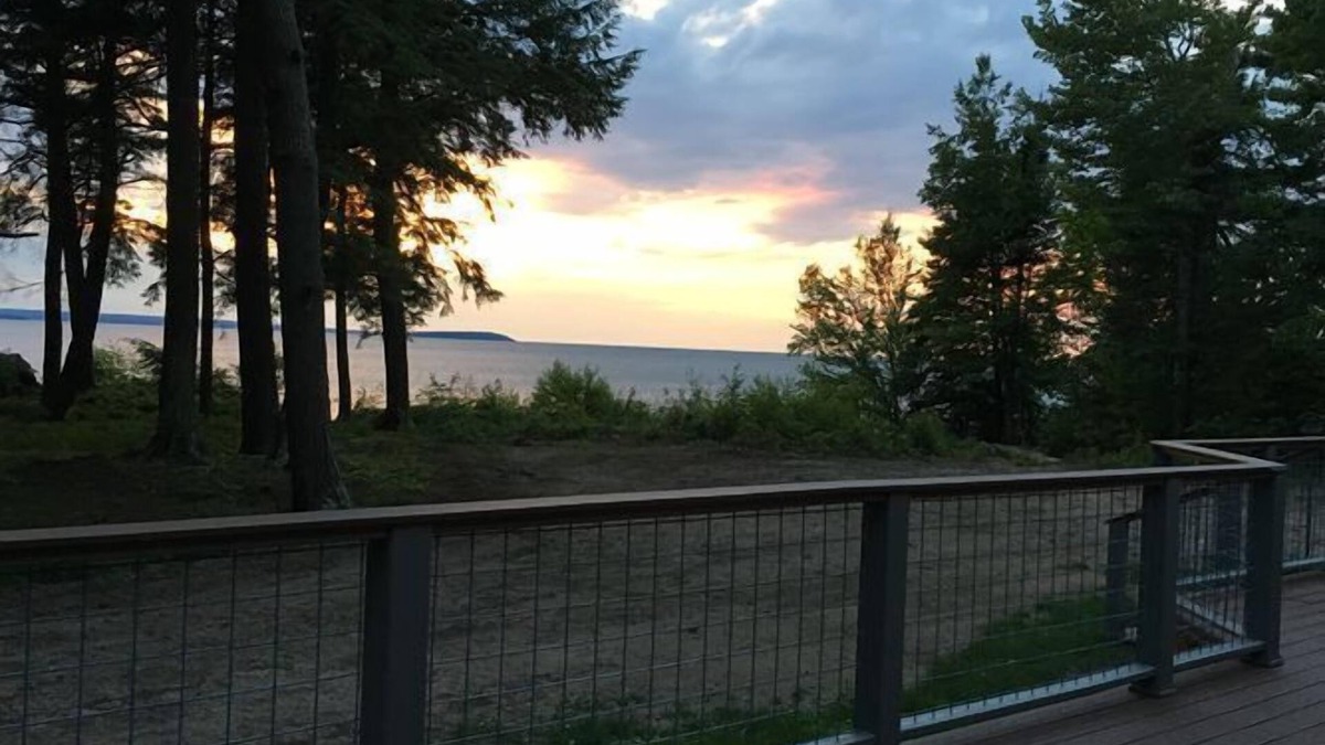 Au Train House | Au Train Island View Lodge: Golden Leaves and Tranquil Waters - Your Fall Escape