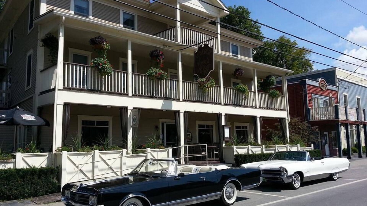 Ayers Cliff Hotel | Auberge Ayers Cliff