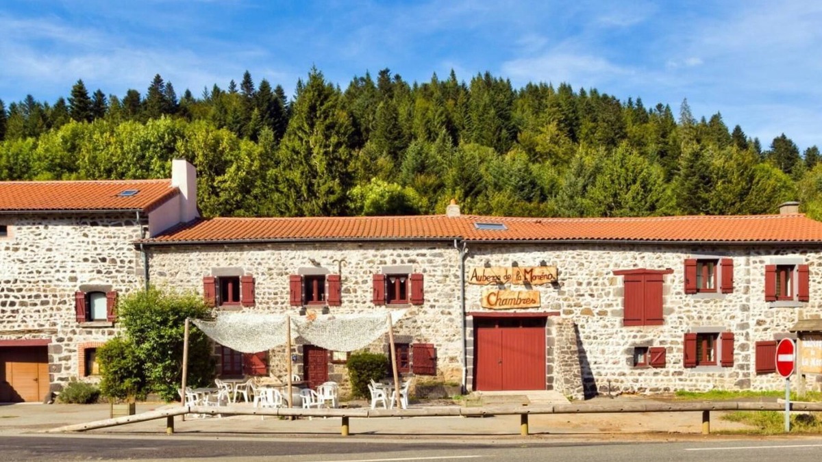 Nebouzat Hotel | Auberge De La Moreno