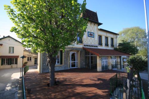 Carrieres-sous-Poissy Hotel | Auberge des Écluses
