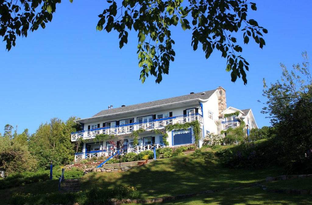 Cap-a-l'Aigle Hotel | Auberge Fleurs de Lune