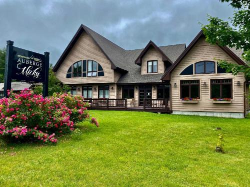 Saint-Jacques Hotel | Auberge MicKy Inc
