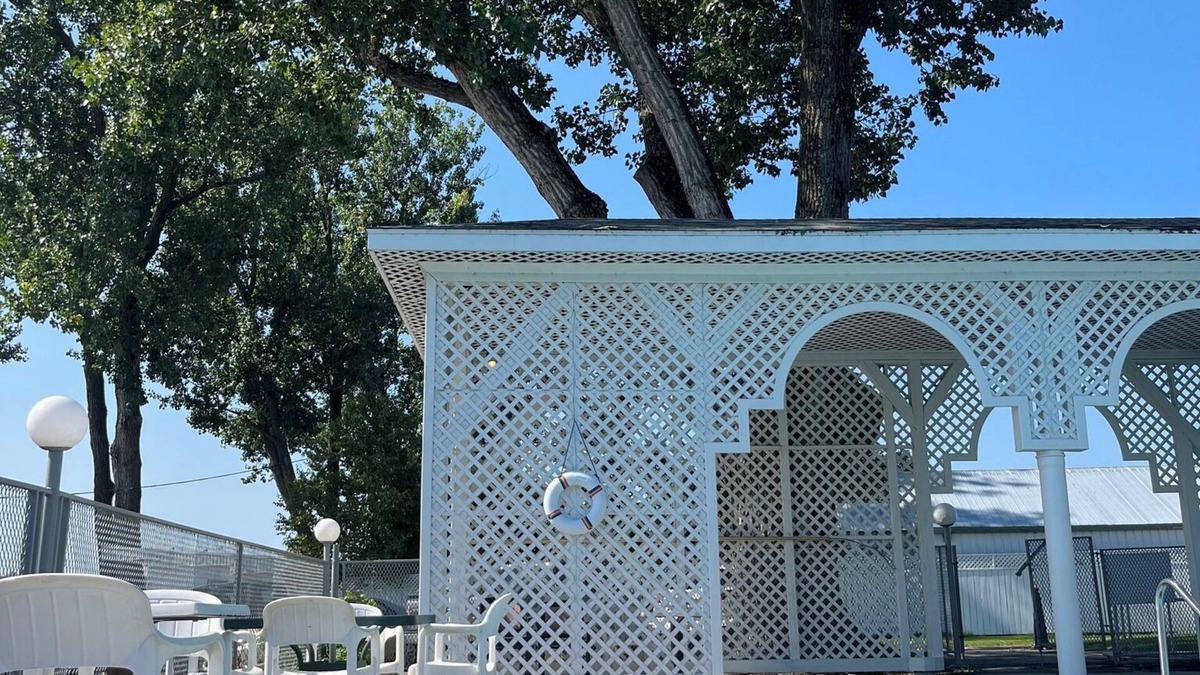 Chicoutimi Hotel | Auberge Resto le Parasol