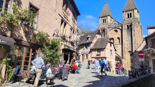 Conques-en-Rouergue Hotel | Auberge Saint Jacques