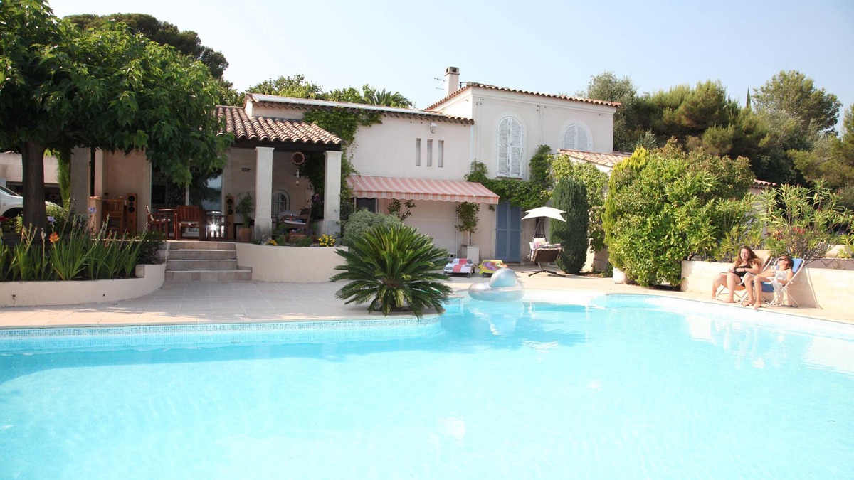 Saint-Andre-de-la-Roche Bed & Breakfast | AubergeBleue - Stunning villa on Nice surroundings