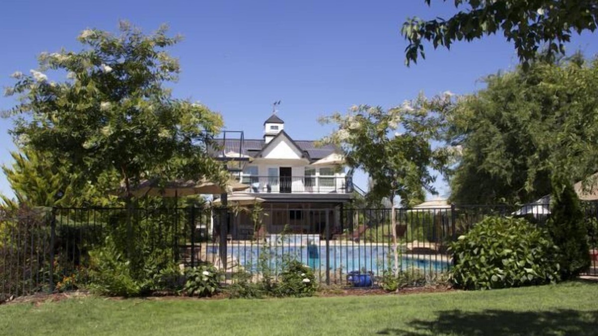 North Auburn House | AUBURN COTTAGE POOL HOUSE, SPA AND GROUNDS