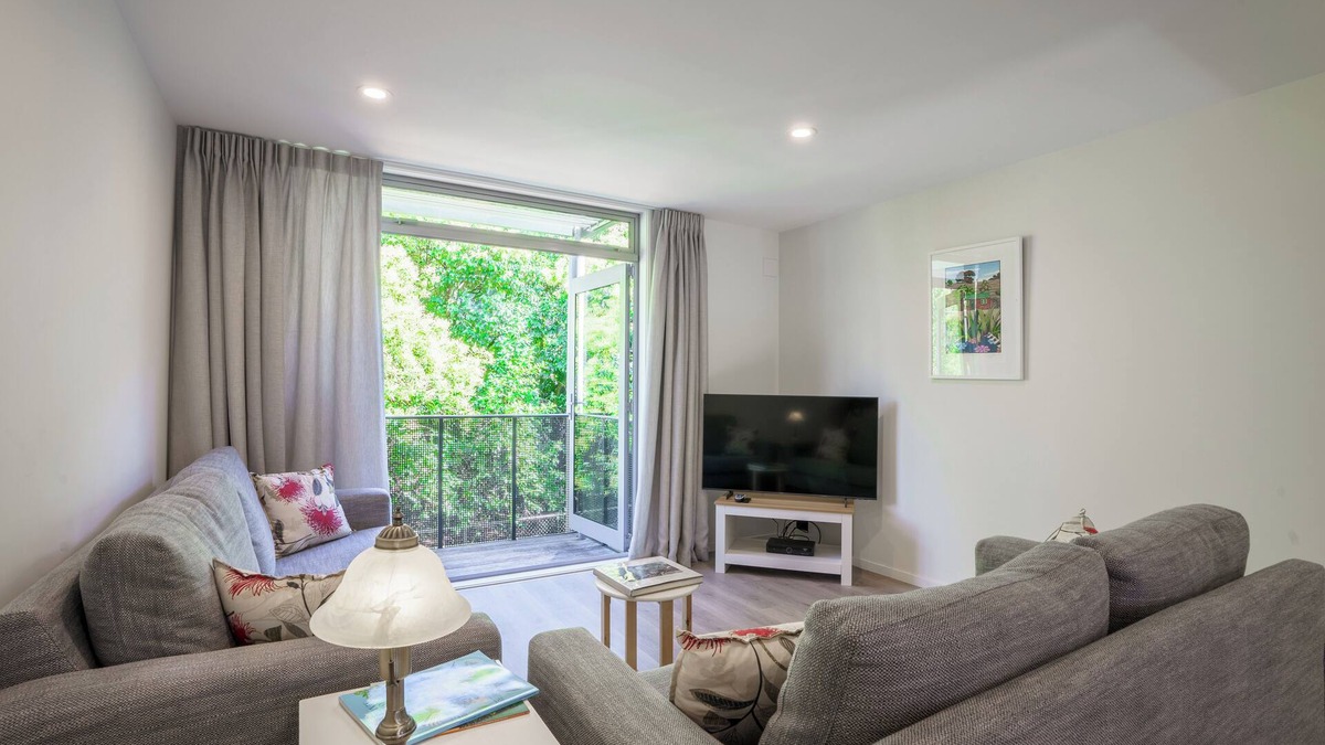 Parnell Apartment | Auckland City Escape: Modern Home with Spa Pool