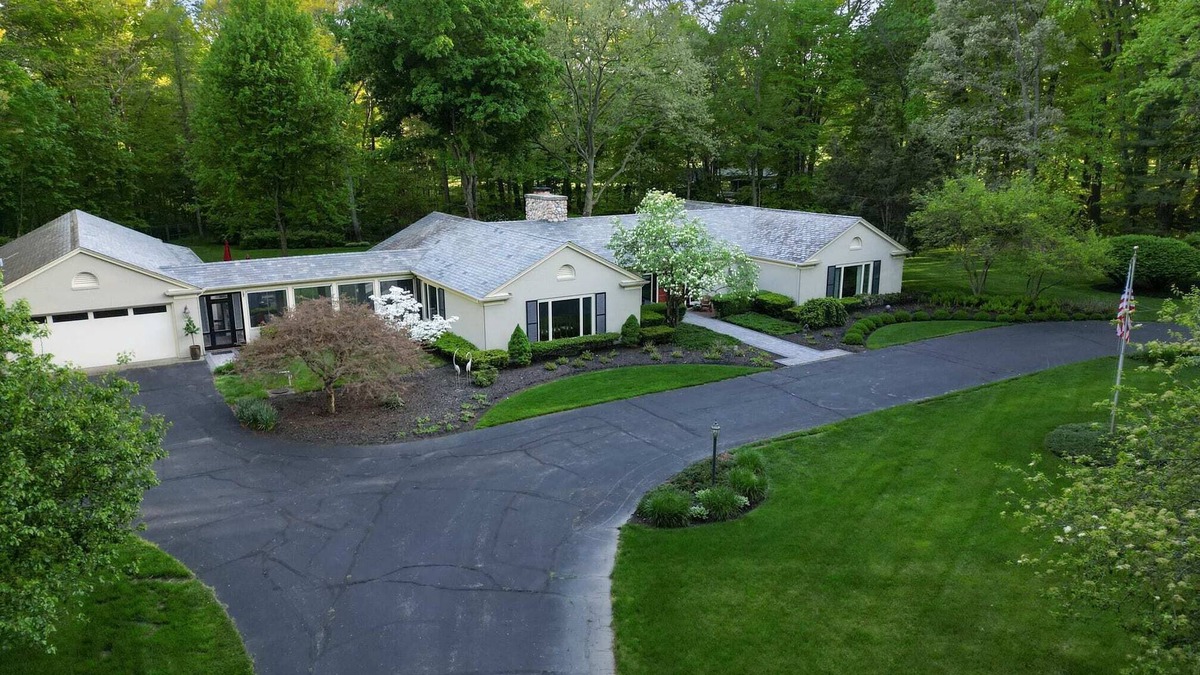 Benton Harbor House | Audubon Acres l pool table & outdoor dining
