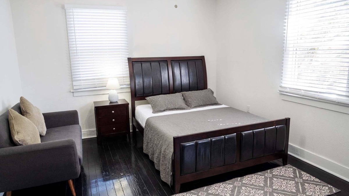 Black Pearl Apartment | Audubon House Apt.1: 2bd/1ba
