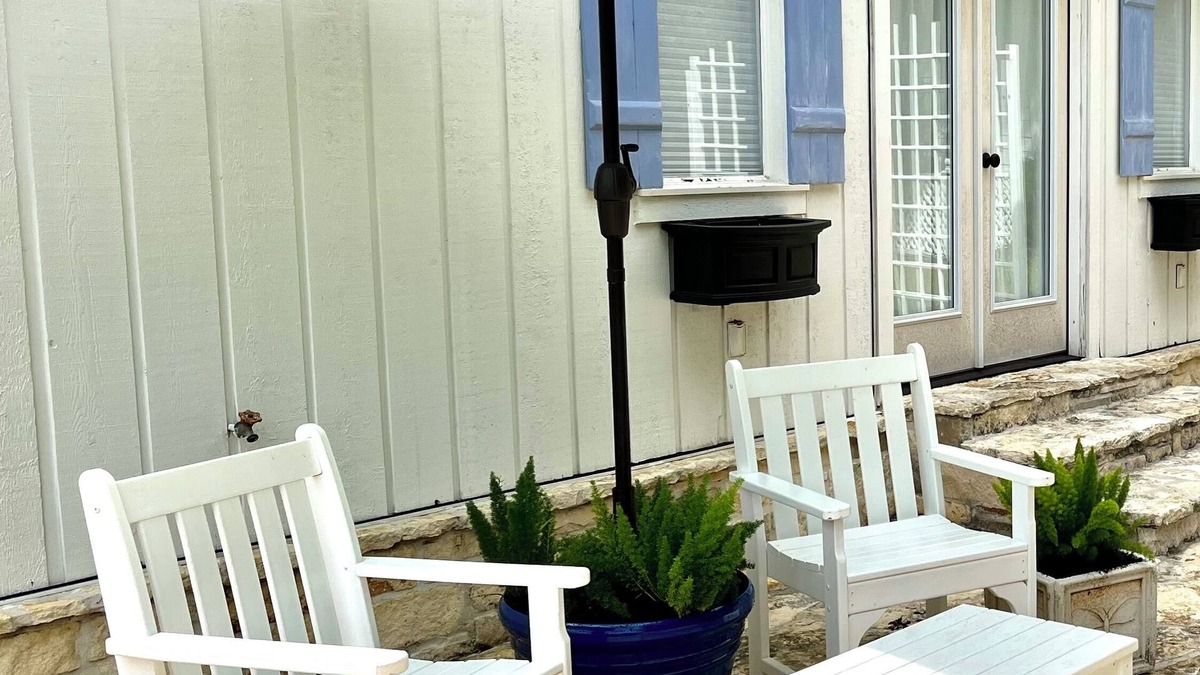 Clifton Cottage | AUDUBON Romantic Cottage on Private Country Estate-40 min. to Waco