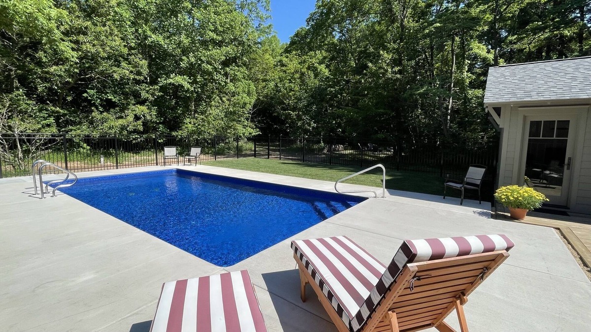 Harbert House | Aug 3 nt min10 Priv acres trails Heated Pool Pickle Ball Ping Pong FirePit