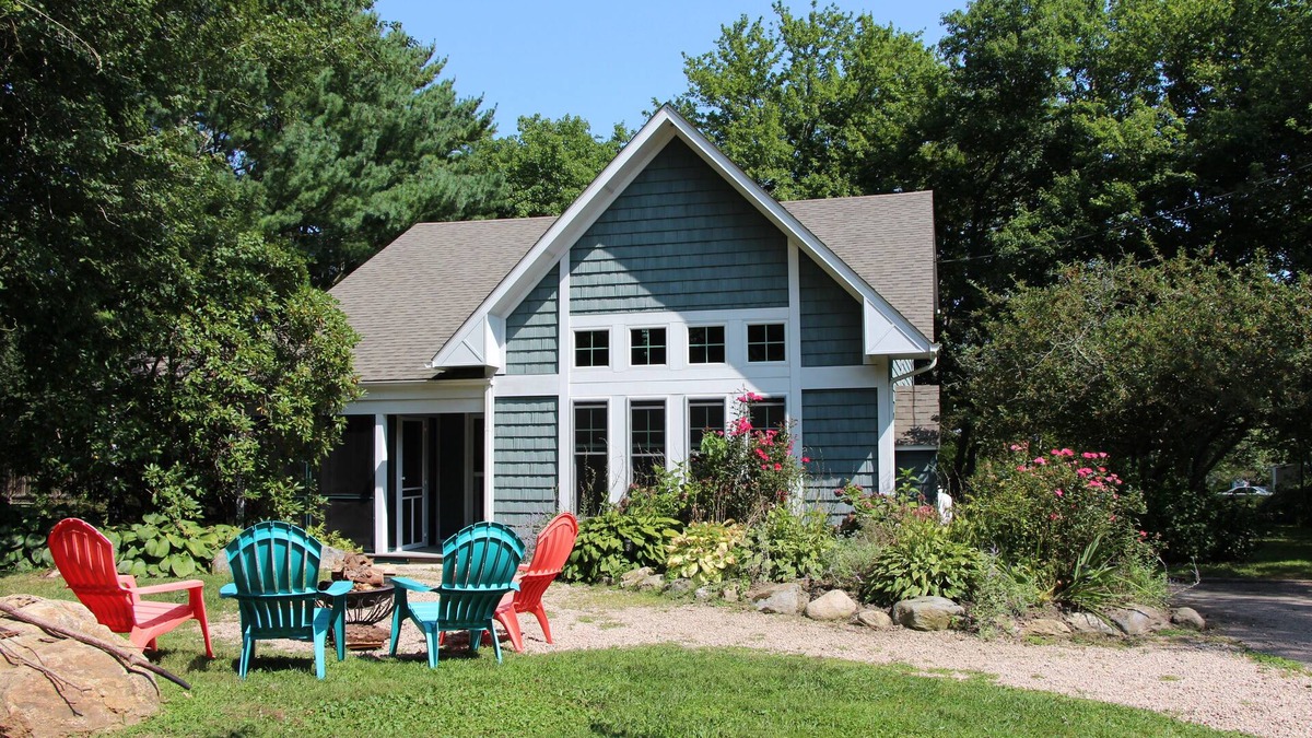 Narragansett House | August 23-30, only one week left. Come when the water is warm!