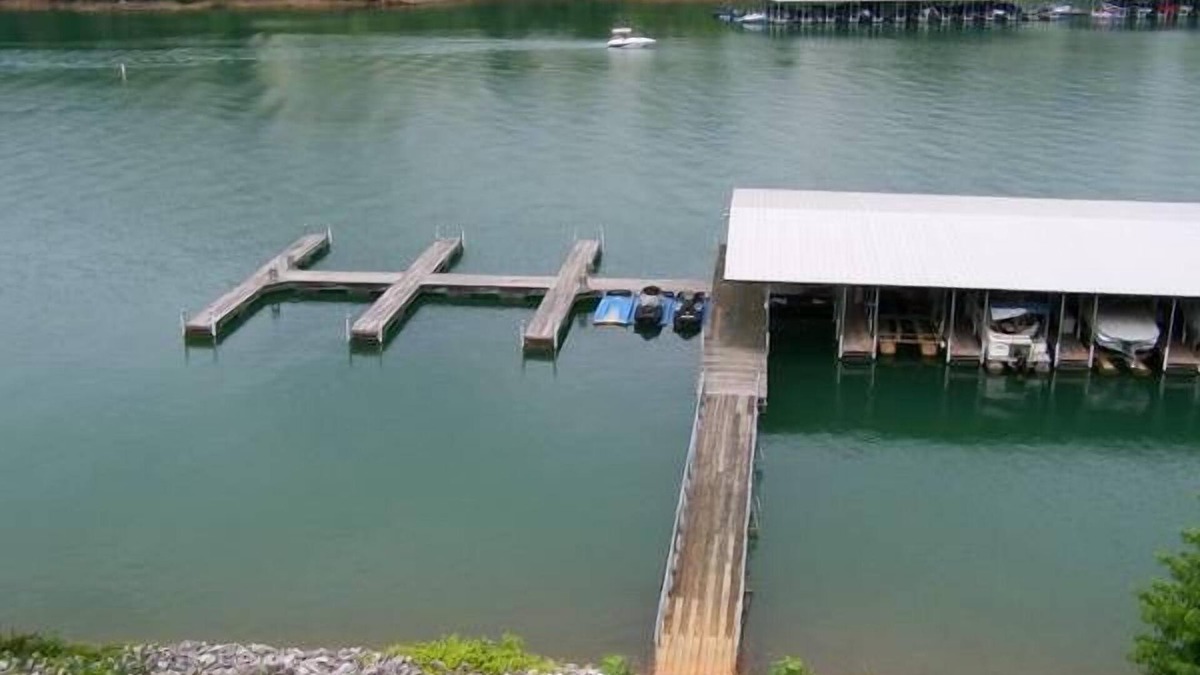 La Follette Condo | August 3-6 $180 nDEERFIELD LAKEFRONT CONDO/COVERED SLIPn2 BEDROOM/2.5 BATH