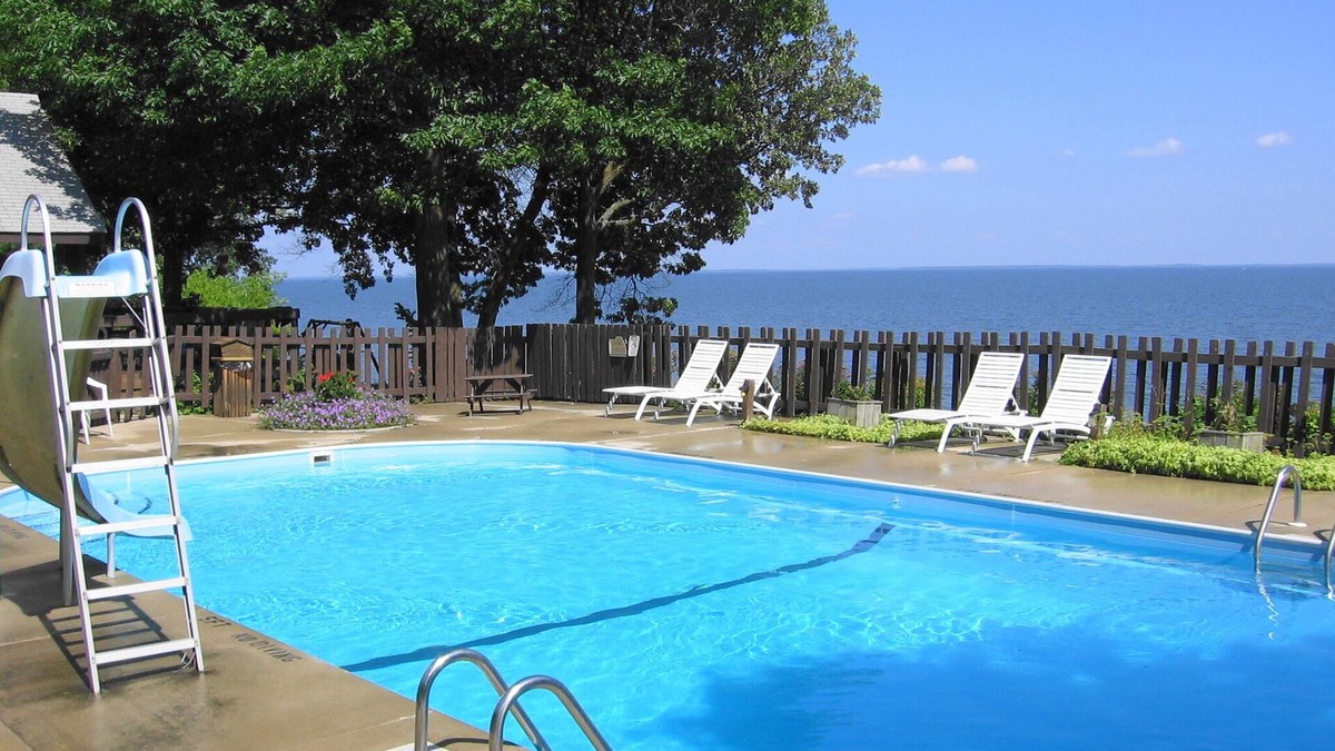 Walker Resort | August 9-16 Charming 2-BRM resort cabin- Heated Pool, Beach, Lake Toys &Fishing