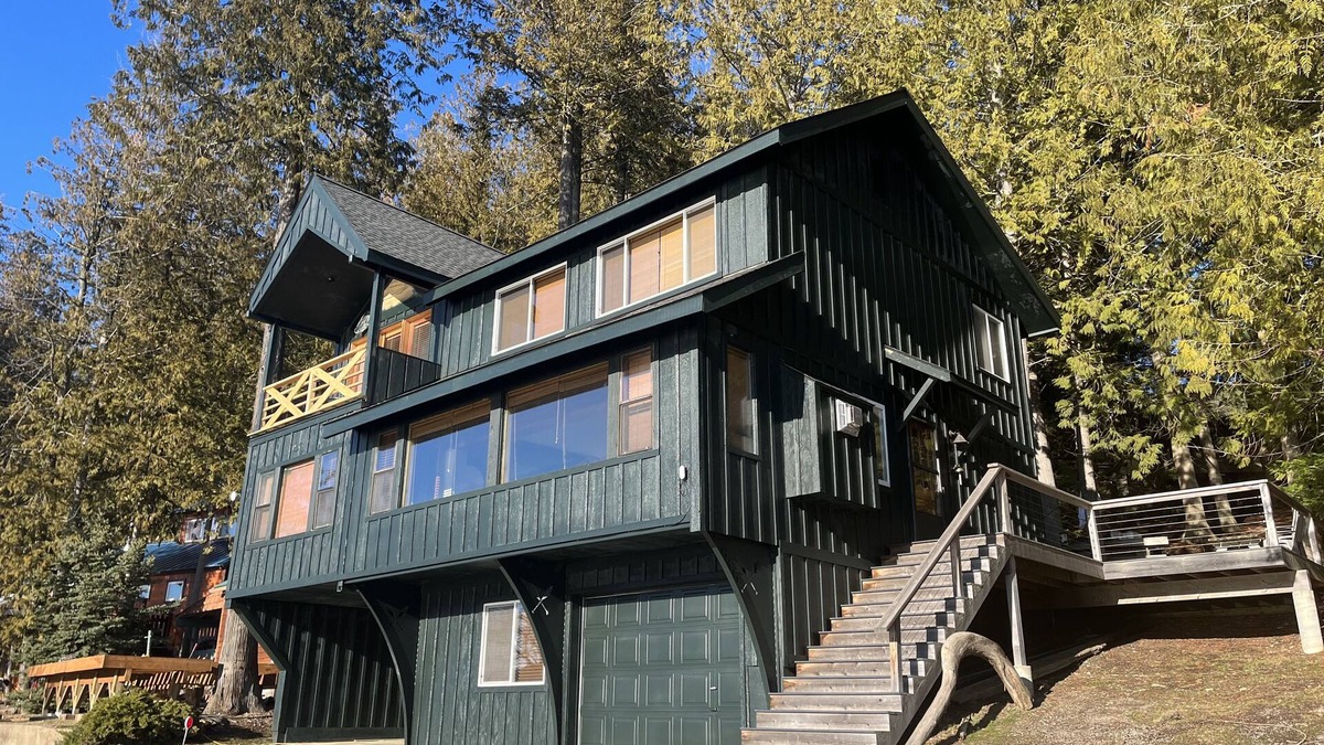 Sagle House | AUGUST WEEK AVAILABLE! Amazing spot across from Bottle Bay Marina!