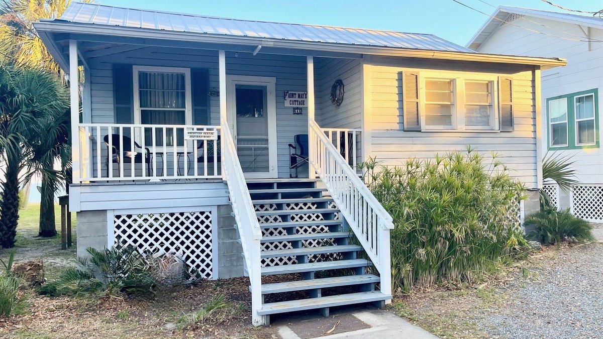 Cedar Key Cottage | Aunt May's - Waterfront Cottage in Cedar Key!