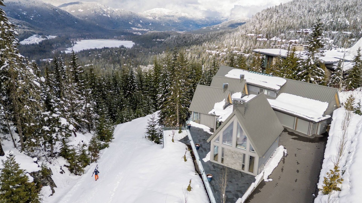 Whistler Creekside House | ❄︎Aurora Estate Kadenwood ❄︎ Luxury 6 BR/Hot Tub/Sauna/Gym/Private Gondola/Ski-In/Out/Bike-In/Out