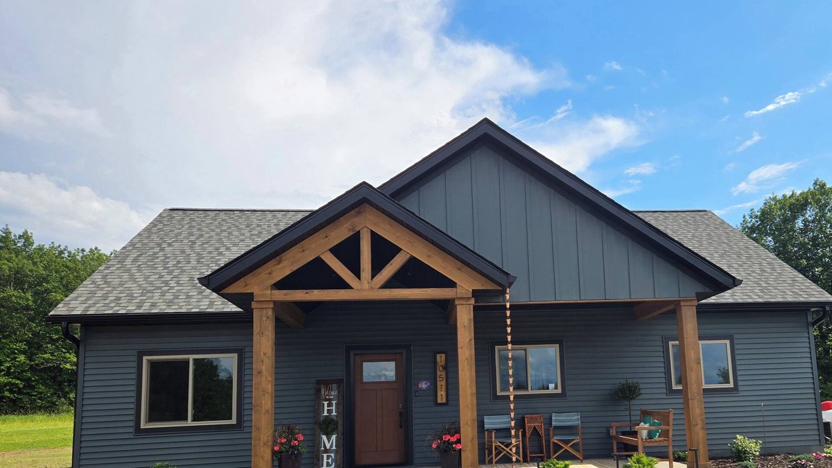 Holcombe House | Aurora is a 3-bedroom house in Holcombe. A year-round playground for all!