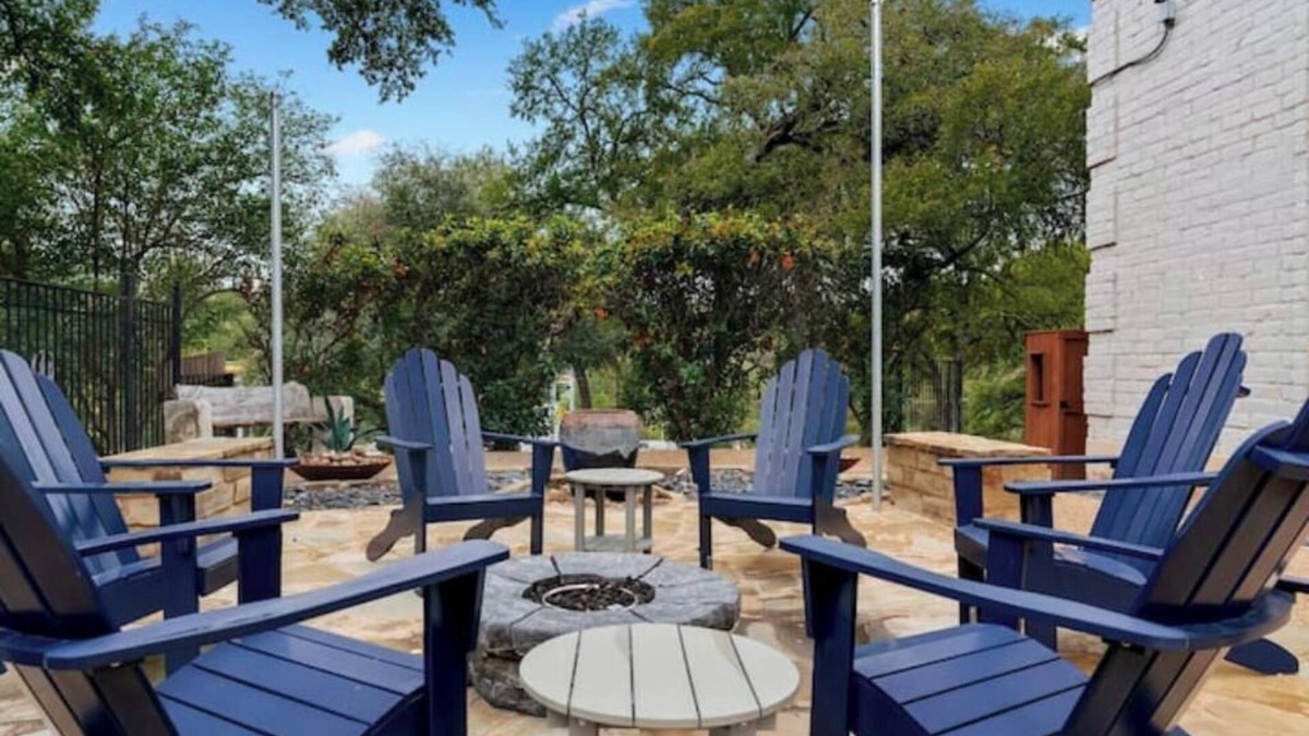 Old Enfield Apartment | Austin Elegance: Cozy 1 King Bed Balcony Parking