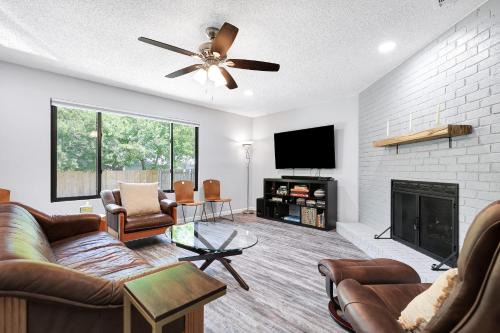 Buckingham Ridge House | Austin Escape Pets Office Games Yard Bbq