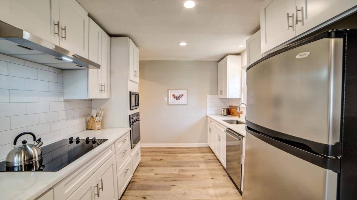 Montview Harbor House | Austin! Hummingbird Hideout w/Pool! 1 minute walk to the Lake!